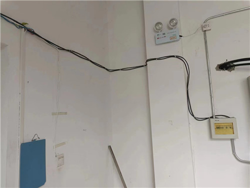 華通 室內(nèi)外掛電線整改 前_副本.jpg 華通 室內(nèi)外掛電線整改 前_副本.jpg