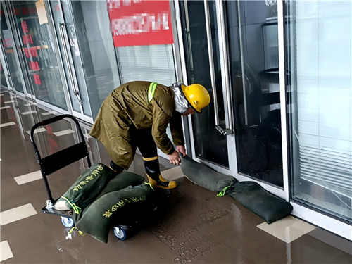 臺(tái)風(fēng)中 (5)_副本.jpg 臺(tái)風(fēng)中 (5)_副本.jpg